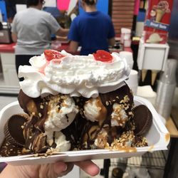 J&D Cree Mee Freeze - A super PBC sundae with hard vanilla ice cream