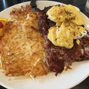 Sweet E's Cafe - Corn beef hash Benedict - Cafes Near Me - Honolulu, Hawaii