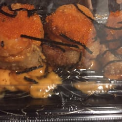 Soko - Crispy rice, salmon sashimi and salmon roe with dynamite sauce