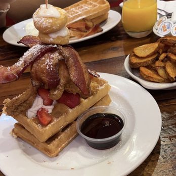 Maple Leaf Diner - American Near Me - Dallas, Texas Maple Leaf Diner - American Near Me - Dallas, Texas
