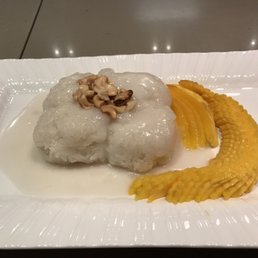 Sticky rice with mangoes