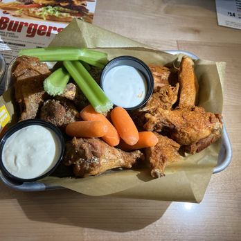 Buffalo Wild Wings - American Near Me - Salem, Oregon