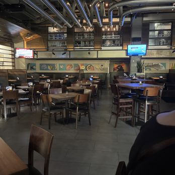 Yard House - Empty restaurant because the service is so bad. - New American Near Me - Atlanta, Georgia