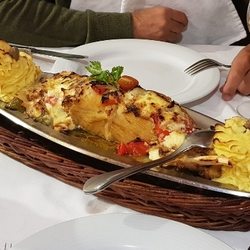 Restaurante o Portico - Bacalhau ao Pórtico, vinho branco da casa e ambiente bonito e acolhedor.