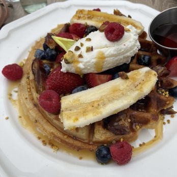 Papille Gustative - Waffle with fresh fruit - Coffee & Tea Near Me - Santa Monica, California