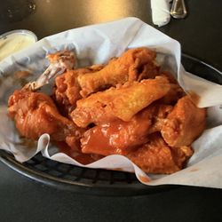 Rookie's Sports Bar & Grill - Hot wings