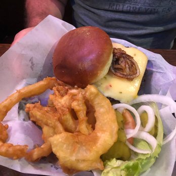 Schooners - The Geddy - American Near Me - Bloomington, Illinois