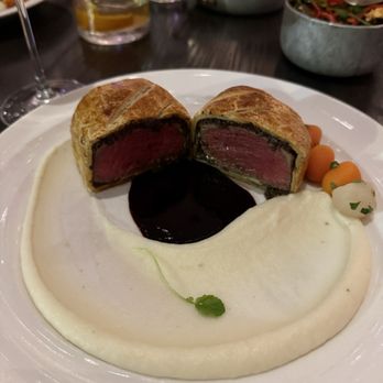 Gordon Ramsay Hell's Kitchen - The famous Beef Wellington - New American Near Me - Miami, Florida Gordon Ramsay Hell's Kitchen - The famous Beef Wellington - New American Near Me - Miami, Florida