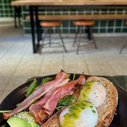 Cotidiano - Toast with poached egg