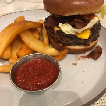 United Polaris Lounge - Polaris lounge burger...included in the admission... - Airport Lounges Near Me - Houston, Texas
