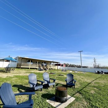 Clarksville's 3rd Base - Outdoor Yard - Sports Bars Near Me - Clarksville, Tennessee