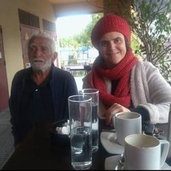 Sache Café - Con mi papá y Carmen y Yako en la terraza exterior bajo los soportales de Sache café.