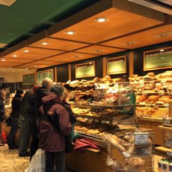 Ihr Bäcker Schüren - Warteschlange. Long line.