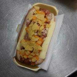 Rodeo - Perrito pistolero: Bacon y pollo a la plancha, salsa de queso cheddar y nachos troceados.