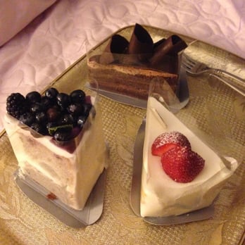 Paris Baguette - Strawberry Cream Cake, Blueberry Chiffon Cake, Chocolate Ganache - Bakeries Near Me - Cambridge, Massachusetts Paris Baguette - Strawberry Cream Cake, Blueberry Chiffon Cake, Chocolate Ganache - Bakeries Near Me - Cambridge, Massachusetts