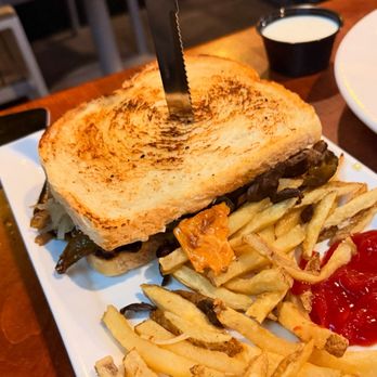 Lucky Beaver Bar & Burger - Sports Bars Near Me - Stateline, Nevada