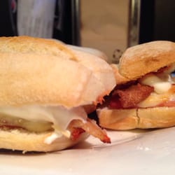 El Tabanko - Unos piripis: lomo, jamón, queso, mahonesa y tomate