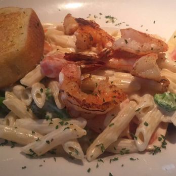 Cheddar's Scratch Kitchen - Pasta Alfredo with Shrimp and Garlic Bread - American Near Me - Wichita, Kansas Cheddar's Scratch Kitchen - Pasta Alfredo with Shrimp and Garlic Bread - American Near Me - Wichita, Kansas