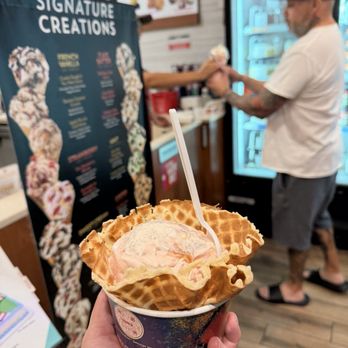 Cold Stone Creamery - Always a good experience at Cold Stone. Uswa is delightful.  My go to is Strawberries Blonde - Ice Cream & Frozen Yogurt Near Me - Woodland, California