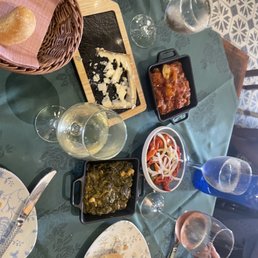 Bread, blue cheese, andalucian pistol, peppers, spinach
