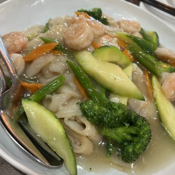 Yang Kee Dumpling - Wet gravy chow fun with shrimp - Dim Sum Near Me - Davis, California