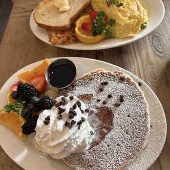 Hollywood Cafe - Pancakes w Chocolate Chips & Fruit // Crab Omelette w toast and hash browns - Breakfast & Brunch Near Me - San Francisco, California