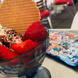 Eiscafé Bergziege - Trend "25" Kids-Becher mit Playmobil-Addon