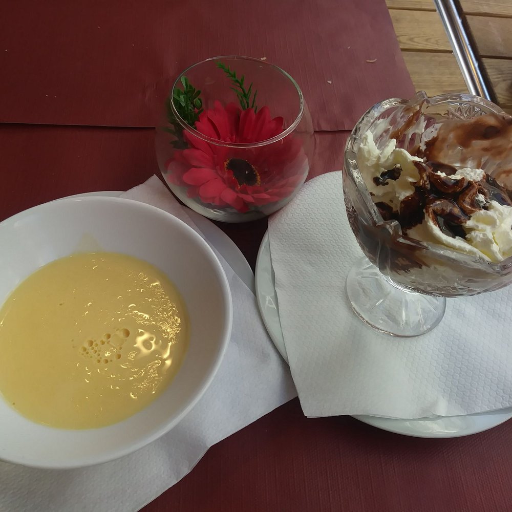 La Luna Di Venezia - Creme caramel and chocolate ice cream - Italian Near Me - Brussels, BRU La Luna Di Venezia - Creme caramel and chocolate ice cream - Italian Near Me - Brussels, BRU