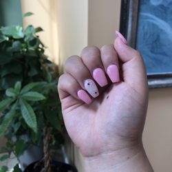 King Nail & Tan - SNS nails with a pink daisy accent nail