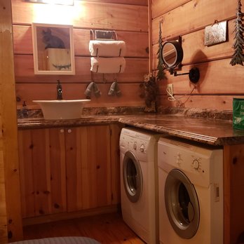 Hot Springs Log Cabins - Bathroom / Washer / Dryer in The Paw Print - Vacation Rentals Near Me - Hot Springs, North Carolina Hot Springs Log Cabins - Bathroom / Washer / Dryer in The Paw Print - Vacation Rentals Near Me - Hot Springs, North Carolina