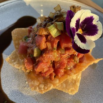 Mawi Restaurante - Montadito de Atún:  Ceviche de atún en salsa negra y mezcia de chiles, montado sobre una tostada de maiz azul cón sésamo negro. - Seafood Near Me - Santa Rosa, BCN