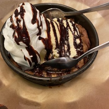 Uno Pizzeria & Grill - Deep Dish Cookie Sundae - Pizza Near Me - Bellingham, Massachusetts Uno Pizzeria & Grill - Deep Dish Cookie Sundae - Pizza Near Me - Bellingham, Massachusetts