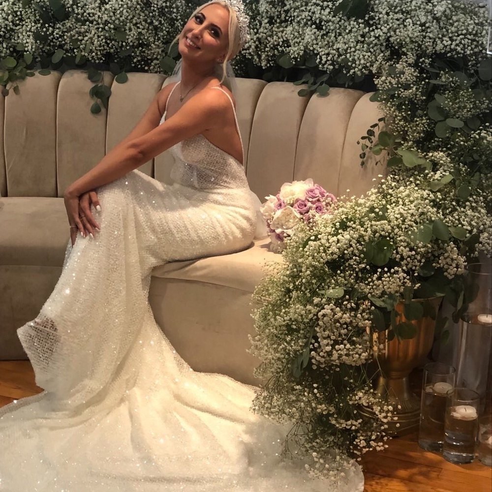 harsi tun (brides house) - I asked for babies breath around the couch rental & bridal bouquet was perfect!!! harsi tun (brides house) - I asked for babies breath around the couch rental & bridal bouquet was perfect!!!