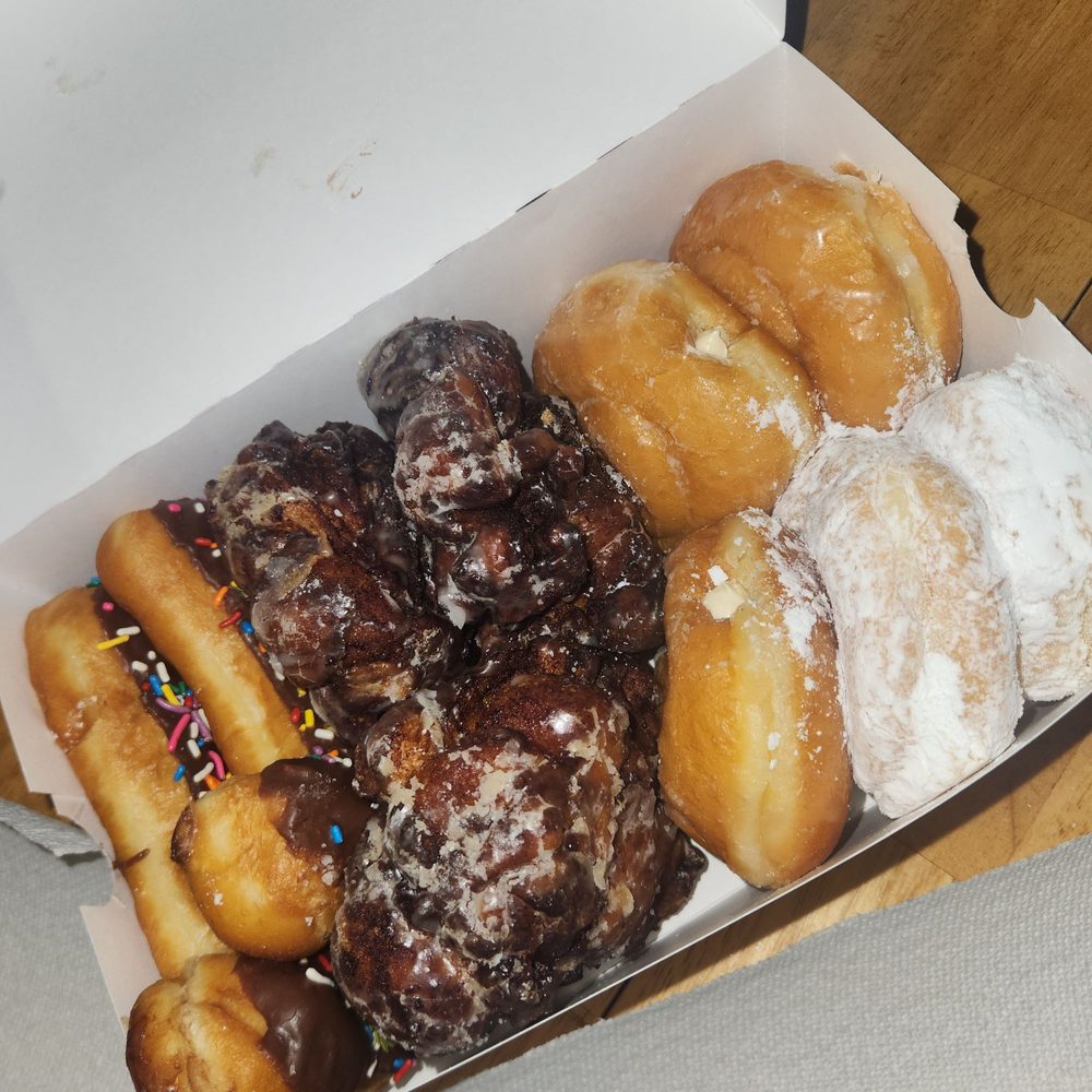Howard's Donuts - Apple fritters, cream cheese filler, powder, chocolate donuts - Donuts Near Me - Lakeland, Tennessee Howard's Donuts - Apple fritters, cream cheese filler, powder, chocolate donuts - Donuts Near Me - Lakeland, Tennessee