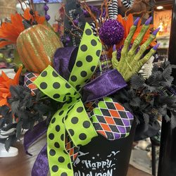 The Little Cottage Antiques - Halloween craft for private crafting event.