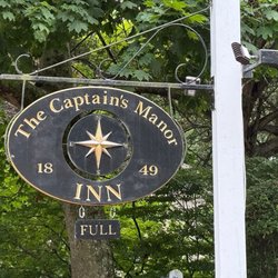 The Captain's Manor Inn - Sign at entrance