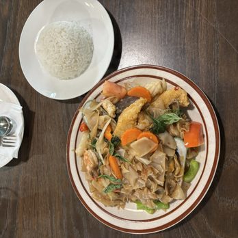Thai Excellente Restaurant - SEAFOOD DRUNKEN NOODLES - Thai Near Me - El Monte, California Thai Excellente Restaurant - SEAFOOD DRUNKEN NOODLES - Thai Near Me - El Monte, California