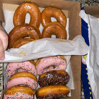 Round Rock Donuts - regular glazed strawberry sprinkles chocolate sprinkles - Donuts Near Me - Cedar Park, Texas Round Rock Donuts - regular glazed strawberry sprinkles chocolate sprinkles - Donuts Near Me - Cedar Park, Texas