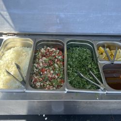 Tacos Los Compadres - Salsa bar