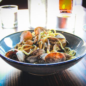 Taverna - Linguine con Vongole - Cocktail Bars Near Me - Kapalua, Hawaii Taverna - Linguine con Vongole - Cocktail Bars Near Me - Kapalua, Hawaii