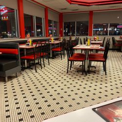 Steak ’n Shake - Dining area