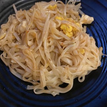 Rakuzen - Chicken Pad Thai Chicken - Sushi Bars Near Me - Brooklyn, New York Rakuzen - Chicken Pad Thai Chicken - Sushi Bars Near Me - Brooklyn, New York