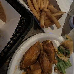 Jack's Pub - Wings and fries