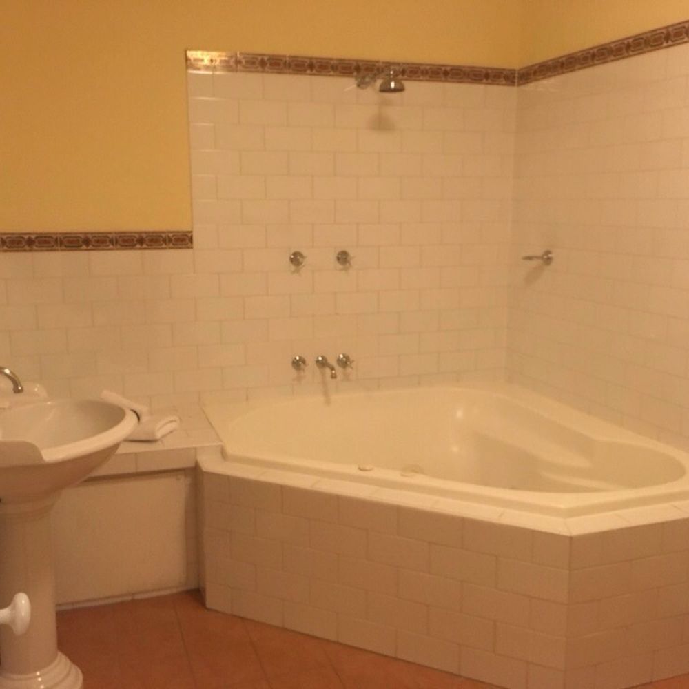 Carrington Hotel - Bathroom with spa bath. - Hotels Near Me - Katoomba, NSW
