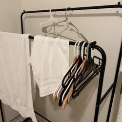 Beachview Rentals - Terrible rack with broken hangers