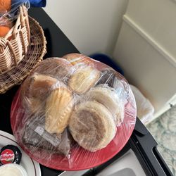 Hawaii's Hidden Hideaway - Alot of fresh bread for breakfast ( I think this is enough for two people for two breakfast)