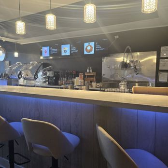 Aura Blends & Crafts - Indoor seating - Juice Bars & Smoothies Near Me - Oakland Park, Florida