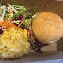 Pulled pork sandwich with mac & cheese Pulled pork sandwich with mac & cheese