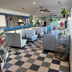 Mom's Cafe - Comfy booths and friendly staff :)