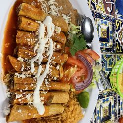 Tacos Chinampa - Beef flautas en salsa